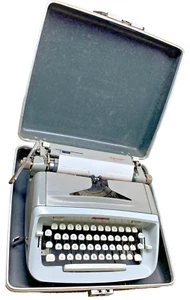 Singer Professional Portable Manual Typewriter Model T-62 w/Case - Picture 1 of 17