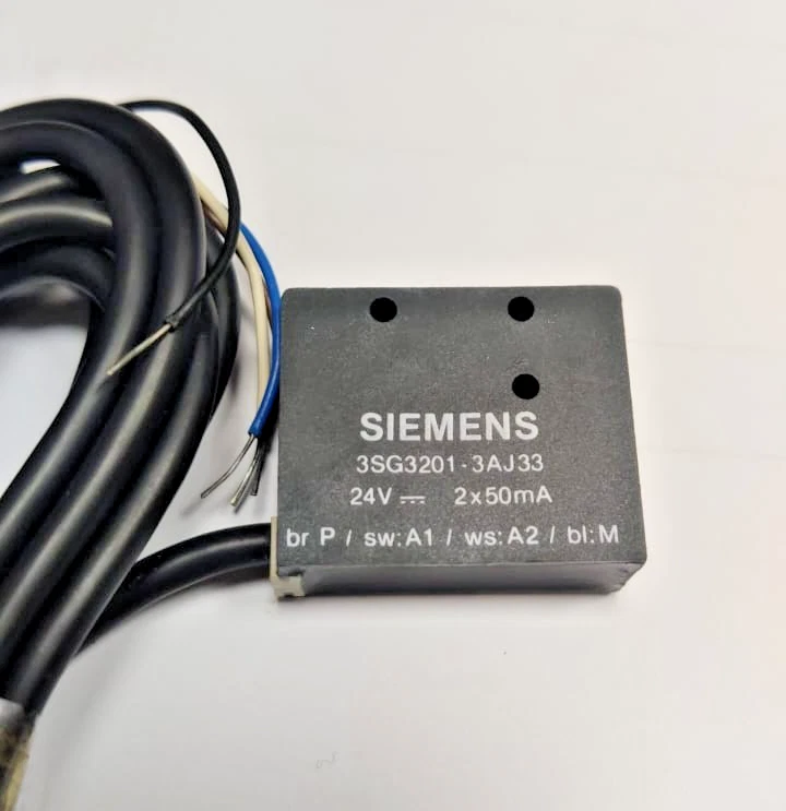 Siemens 3SG3201-3AJ33 Proximity Sensor 24V DC, 2 x 50mA 4 Wire, 1NO + 1 NC _ New - Image 1 of 4