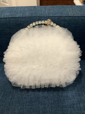 Bolso sin asas Badgley Mischka Jewel Jazzie en capas de tul blanco con volantes Foto 1 de 4