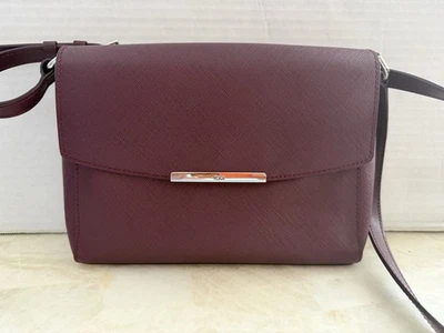 Bolso Bandolera TUMI Marianne Cuero Solapa Borgoña Vino Foto 1 de 4