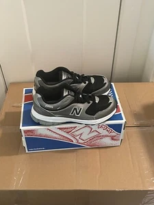SALE NEW BALANCE 2001 K2001TMG GRAU SCHWARZ Größe 5Y BRANDNEU - Bild 1 von 5
