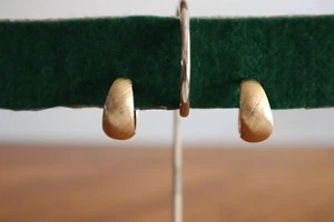 Vintage Monet Textured Gold Tone Hoop Clip Earrings Signed Classic Elegant - Picture 1 of 11