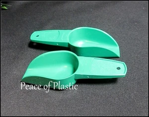 New Tupperware Set of 2 Vtg Style Handy Scoops w Handle Gadget 1/4 Cup Green - Picture 1 of 3