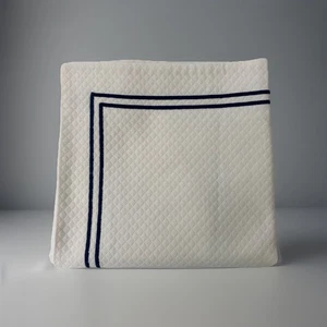 FRETTE BAUMWOLLE EURO SCHEIN GEOMETRISCH GESTEPPT WEISS MIT MARINEBLAUEM BESATZ ITALIEN 28x28 - Bild 1 von 6