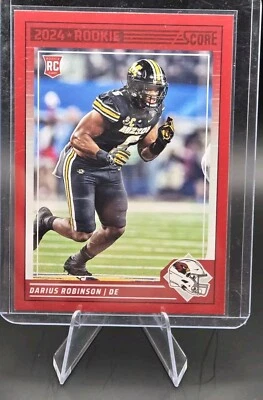 DARIUS ROBINSON 2024 SCORE RED PARALLEL ROOKIE CARD #326 CARDINALS - Image 1 of 2