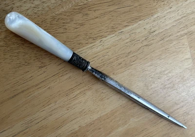 Antiguo afilador de cuchillos para servir con mango de plata de ley y madreperla Foto 1 de 4