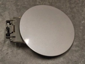 Tahoe Sierra Suburban Yukon 2000-2006 puerta de gasolina combustible plata abedul U 926L OEM - Imagen 1 de 8