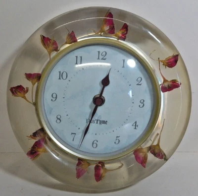 Reloj PasTyme Vintage 8" Lucite Transparente con Flores Rosas Rojas Prensadas - Funciona 8" Foto 1 de 4