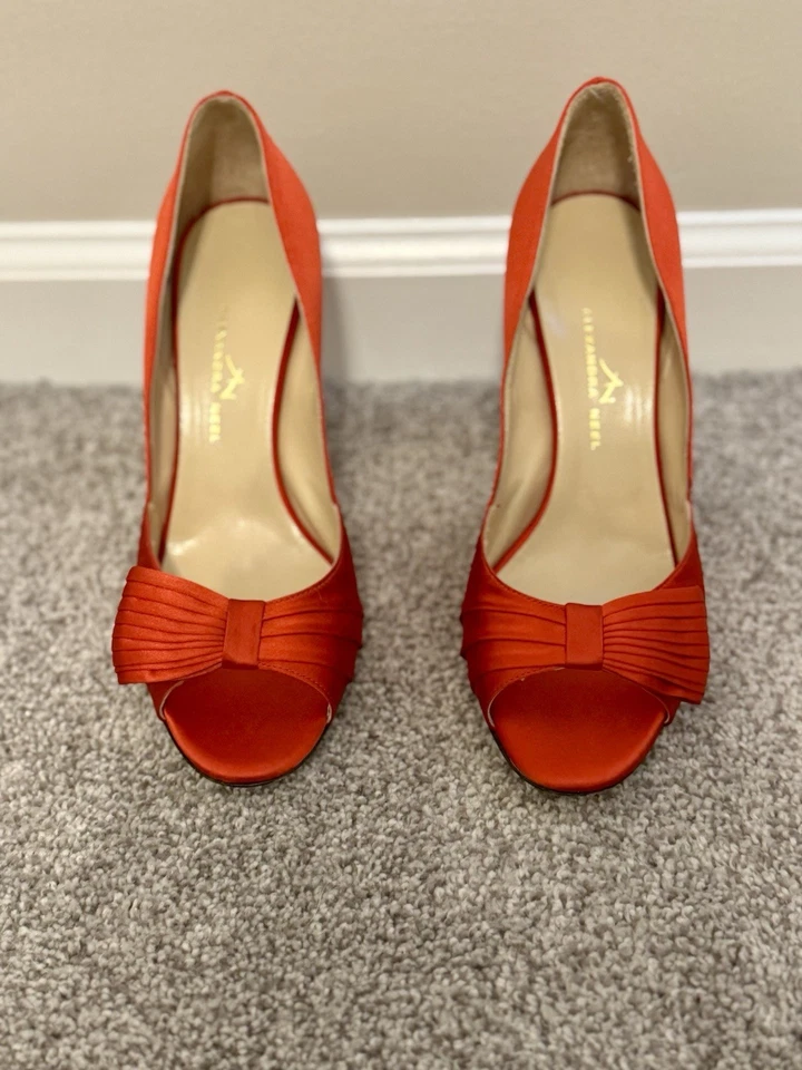 Bomba puerta satinada Alexander Neel roja. Talla 39.5UK 8.5US Foto 1 de 4