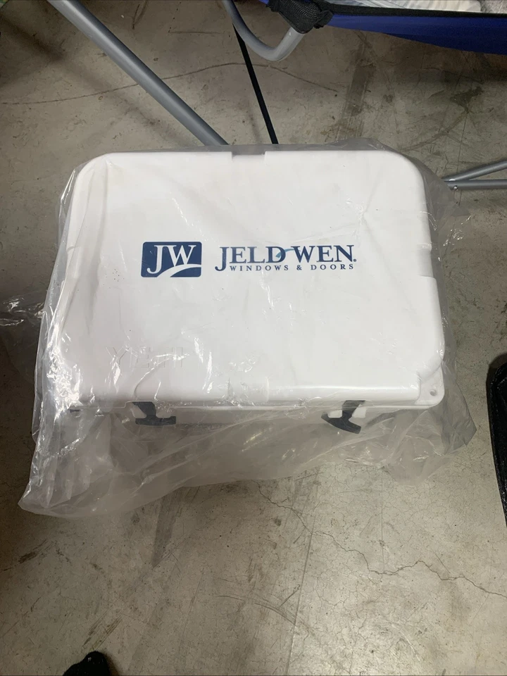 Enfriador Yeti blanco Jeld Wen. Tiene 16 pulgadas de ancho, 21 pulgadas de largo, 16 pulgadas de profundidad Foto 1 de 1