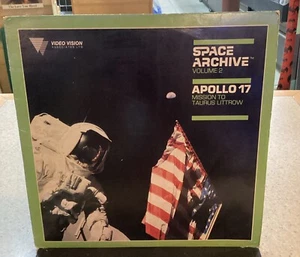 Space Archive Volume 2 : Apollo 17 Mission To Taurus Littrow (INCLUDES POSTER) - Imagen 1 de 4