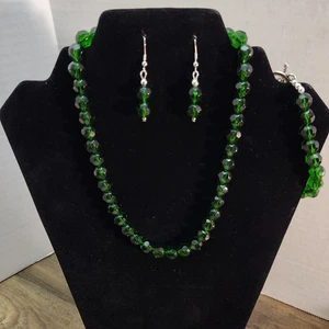 Grüne Glasperlen Halskette Armband Ohrringe Set versilbert  - Bild 1 von 11