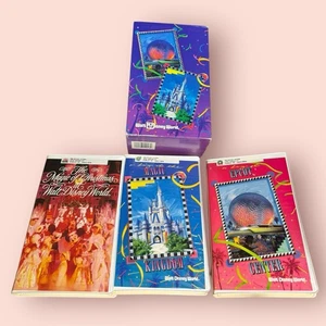 JUEGO DE 3 CAJAS DE CINTAS Atracciones Disney World VHS Magic Kingdom Epcot Navidad De Colección - Imagen 1 de 3