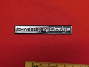 NOS Mopar Dodge Chassis by Dodge Emblem Script Badge #3729588 - Bild 1 von 6