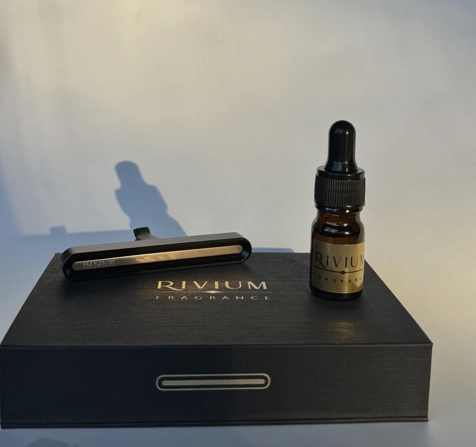 Difusor clip ventilación coche con aceite esencial vainilla oscura y madera misteriosa Foto 1 de 4