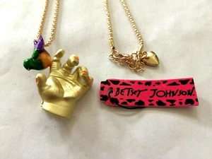 BETSEY JOHNSON COLORED ENAMEL BIRD HAND PENDANT BROOCH GOLD PLATED NECKLACE - Picture 1 of 2
