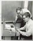 1967 Press Photo Fred Haskell works on computer with the help of Lyle Santelman