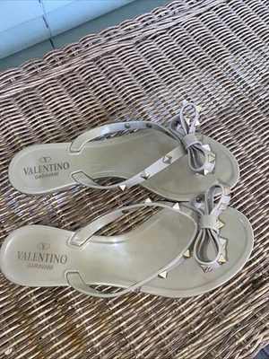 Valentino Garavani Rockstud Flip Flop With Bow EU 40 Ladies 8.5 - Image 1 of 4