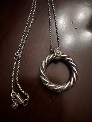 Collar David Yurman mirando fijamente cable círculo plata con diamantes Foto 1 de 2