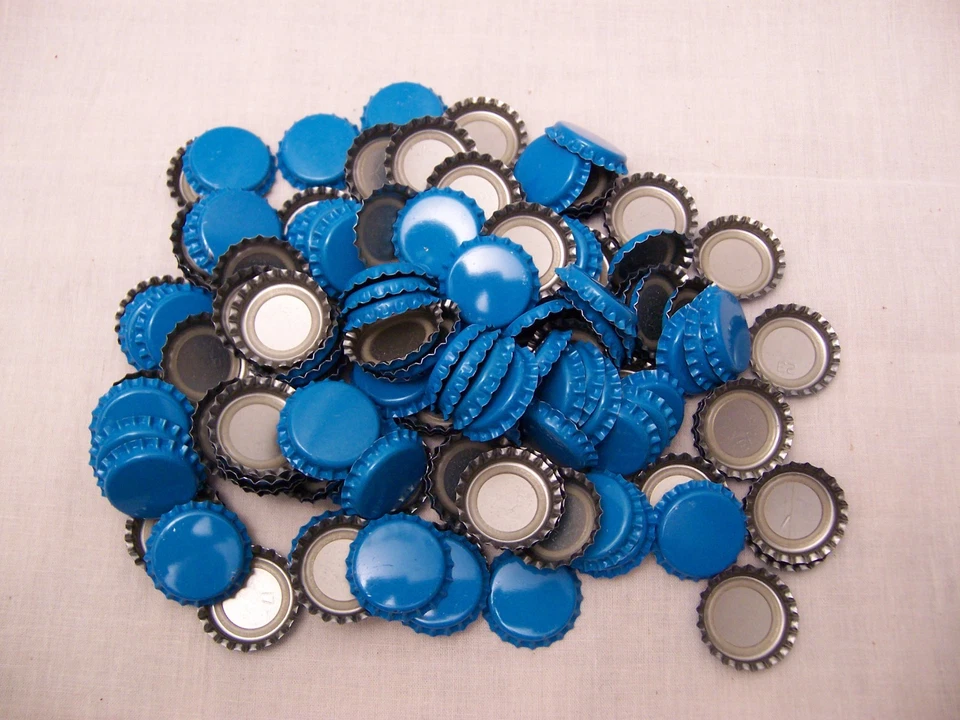 Tampas de garrafa de metal - azul-petróleo, aproximadamente 110 e algumas arranhadas - Imagem 1 de 1
