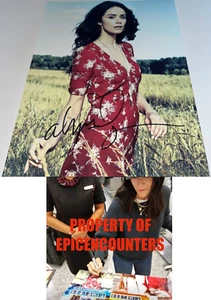 FOTO 8X10 FIRMADA POR ABIGAIL SPENCER FUMANDO CALIENTE CON PRUEBA EXACTA CON TRAJES DE CERTIFICADO DE AUTENTICIDAD ATEMPORAL - Imagen 1 de 3