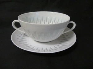 PORZELLAN FEINPORZELLAN WEISS MIT HELLBLAU DOPPELHENKEL TASSE MIT UNTERTASSE - Bild 1 von 4