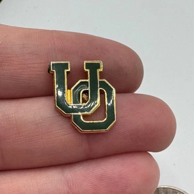 Prendedor de solapa esmaltado UO entrelazado de colección de la Universidad de Oregón Tie Tac oro verde Foto 1 de 3