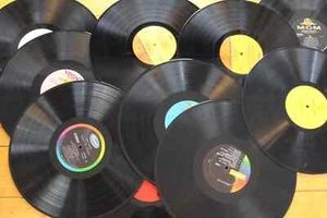 Menge 25 12" Vinyl Schallplatten LP für Kunst Handwerk Dekor Party Etsy Wandbehang - Bild 1 von 5