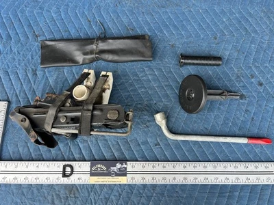 Kit de herramientas y gato de repuesto de emergencia Volvo S60R V70R 2005-2007 OEM #2898EM Foto 1 de 4