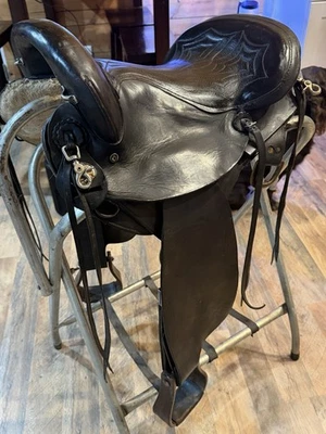 American Made Circle A Saddle 棕色皮革 15 英寸耐力马鞍 二手 — 第 1/4 张图片