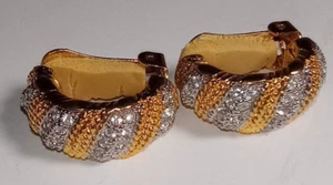Orecchini mezzo cerchio tono oro e argento, design a vortice, oro e strass - Foto 1 di 3