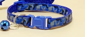 Safe Paws Camouflage Hunde-/Katzenhalsband mit Sicherheitsschnalle & Glocke, royalblau - Bild 1 von 11