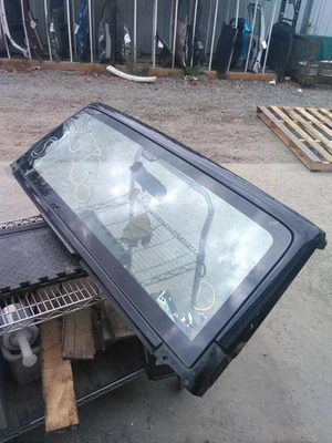 Used Windshield fits: 2017 Jeep Wrangler glass and frame Grade A - Imagem 1 de 4