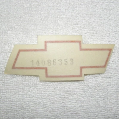 NOS 1985-86 Chevrolet Monte Carlo SS Rear Trunk Decklid Spoiler “Bowtie” Decal Foto 1 de 3