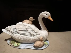 Mother Swan and Babies Homco Figurine Hand Painted Porcelain Vintage Birds - Picture 1 of 2