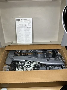 Monogram B-24J Liberator 1:48 Scale Vintage 1995 Model Plane Kit (5608) Complete - Picture 1 of 11