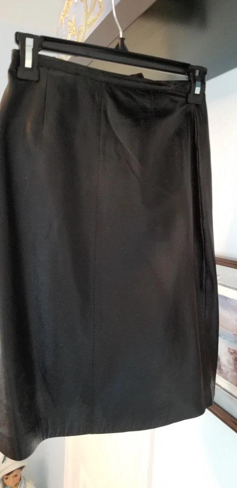 Falda CUERO negra talla 4 ligeramente usada Foto 1 de 4