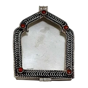 Antiguo medallón con bisagras colgante de oración budista caja Ghau tibetana de plata de ley Nepal - Imagen 1 de 3