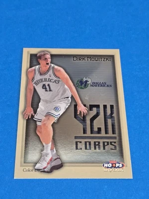 DIRK NOWITZKI - 1999-00 SKYBOX NBA HOOPS - Y2K CORPS INSERT CARD #4 Foto 1 de 2