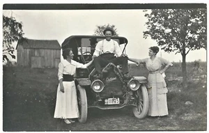 PORTRAIT EINES JUNGEN MANNES, ZWEI FRAUEN & EINES SEHR COOLEN OAKLAND AUTOMOBILS: OHIO 1914 - Bild 1 von 3