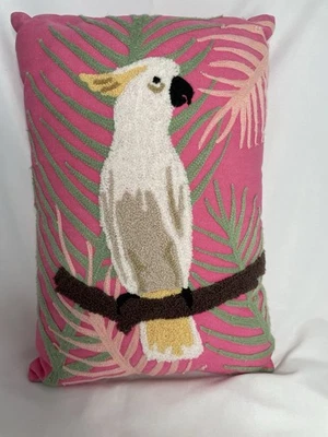 Funda con cremallera multicolor almohada rosa con acento de lana enganchada de cacatúa tropical “16x10” Foto 1 de 4
