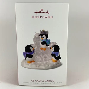 Neu im Karton 2018 Eisschloss Possen Hallmark Ornament Kris' Pinguin Freunde Polarkönigreich - Bild 1 von 6