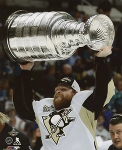 Phil Kessel Pittsburgh Penguins UNSIGNED 8x10 Photo Stanley Cup - Picture 1 of 1