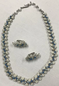 Set orecchini collana perle blu smalto bianco CORO vintage - Foto 1 di 9