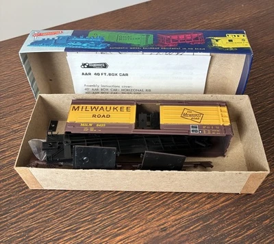 Roundhouse 3231 Milwaukee 40' Horizontal Rib Box Car Kit VINTAGE CIB - Image 1 of 3