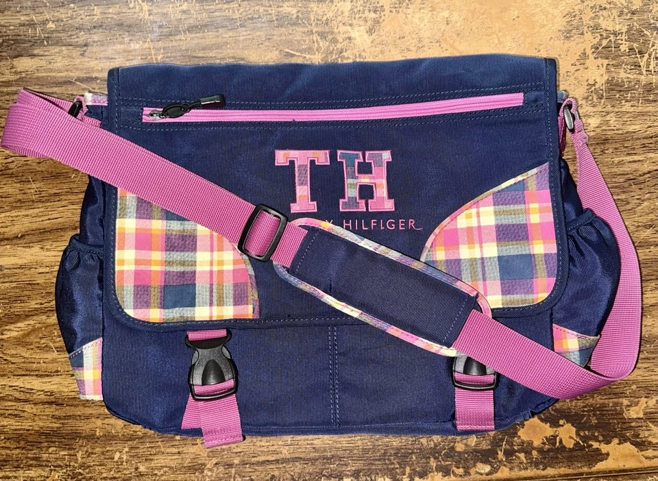 Tommy Hilfiger Mensajero Viaje O Bolsa Pañales Equipaje. Madras escoceses azul marino y rosa Foto 1 de 4