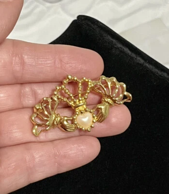 Broche prendedor vintage firmado por Avon tono dorado irlandés Claddagh imitación corazón perla Foto 1 de 4
