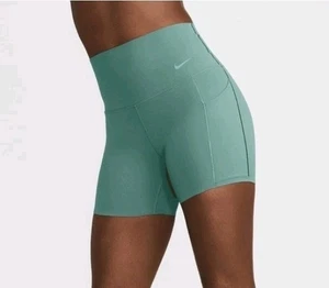 NUEVO Pantalones Cortos de Motociclista de Compresión de tiro alto Nike Universa Pequeños para Mujer Bolsillos Grn - Imagen 1 de 7