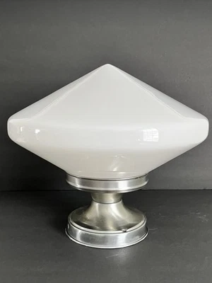 Lámpara de techo antigua/de colección Art Deco de la era espacial de vidrio de leche de ópalo de 1920 Foto 1 de 4