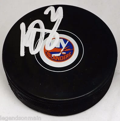 Kyle Okposo New York NY Islanders Autografiado Firmado Logo Puck LOM CERTIFICADO DE AUTENTICIDAD  Foto 1 de 2